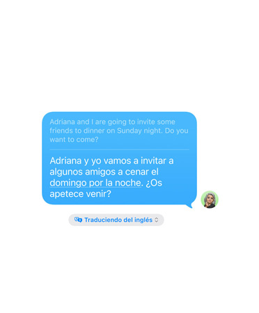 Traducción en Tiempo Real en Mensajes con el texto «Adriana y yo vamos a invitar a amigos a cenar el domingo por la noche. ¿Os animáis a venir?» traducido automáticamente al español