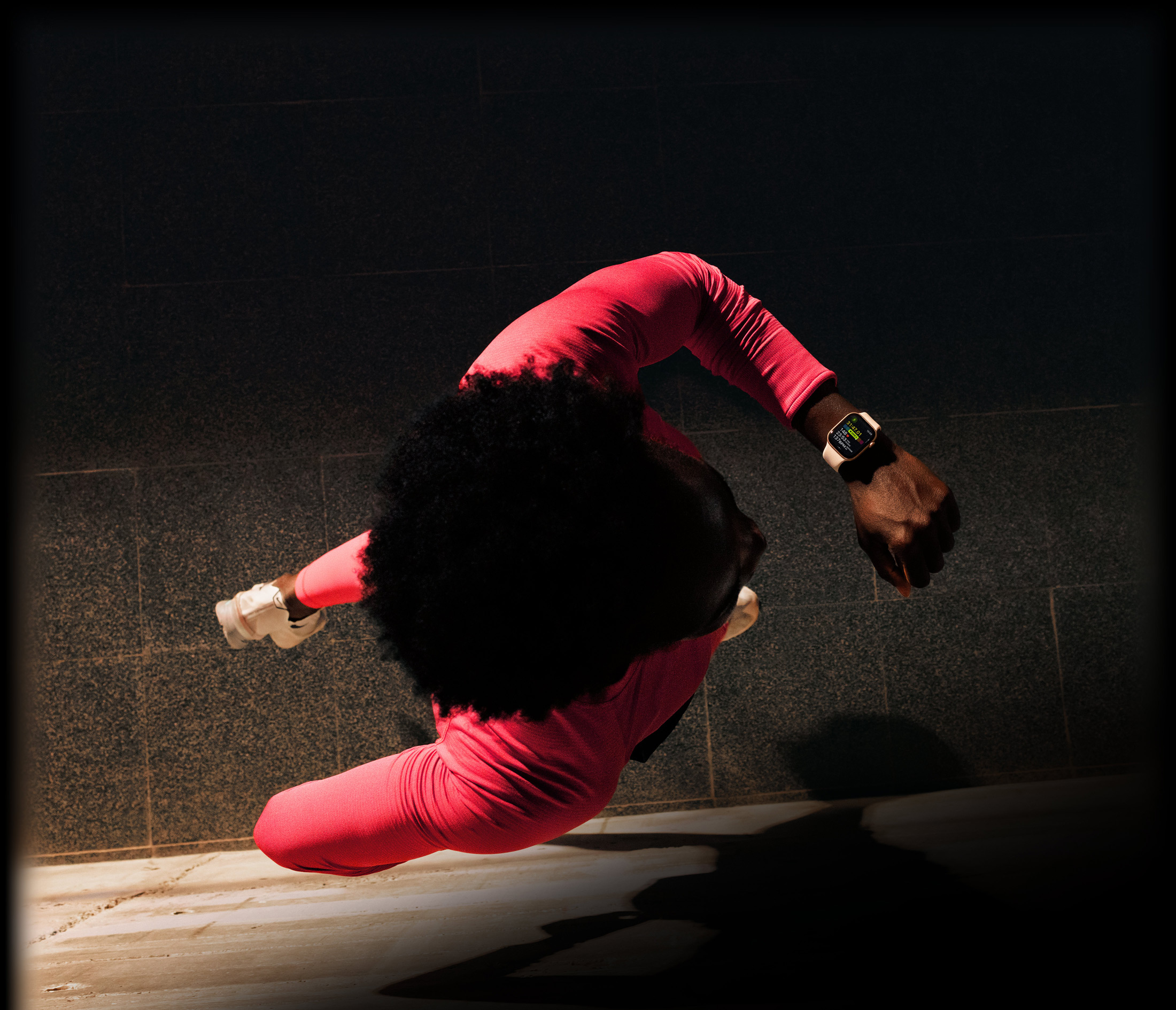 En person tjekker sine fremskridt i appen Træning på sit Apple Watch Series 11 under løb