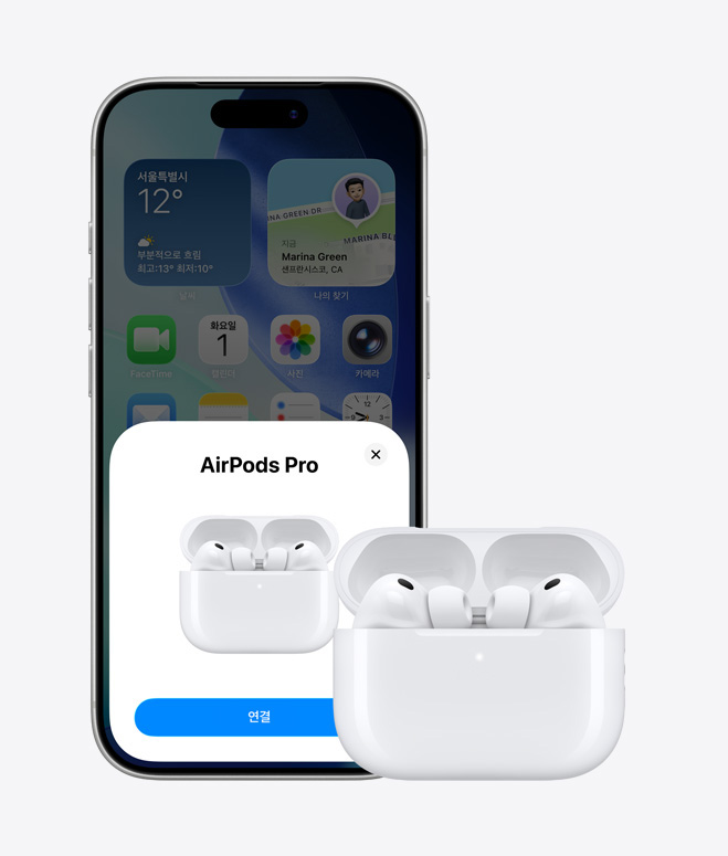 iPhone 17 Pro의 앞면에 홈 화면을 배경으로 AirPods 연결 팝업이 떠 있고, iPhone 옆에 케이스가 열린 AirPods이 놓여 있는 모습