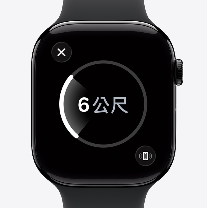 Apple Watch Series 11，展示拋光曜石黑色鋁金屬錶殼、精確尋找功能畫面、與遺失手機的預估距離，搭配黑色運動型錶帶