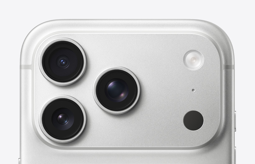 جهاز iPhone 17 Pro، لون فضي، الجزء الخلفي الخارجي، نظام كاميرات Pro،‏ 3 عدسات، ميكروفون، فلاش