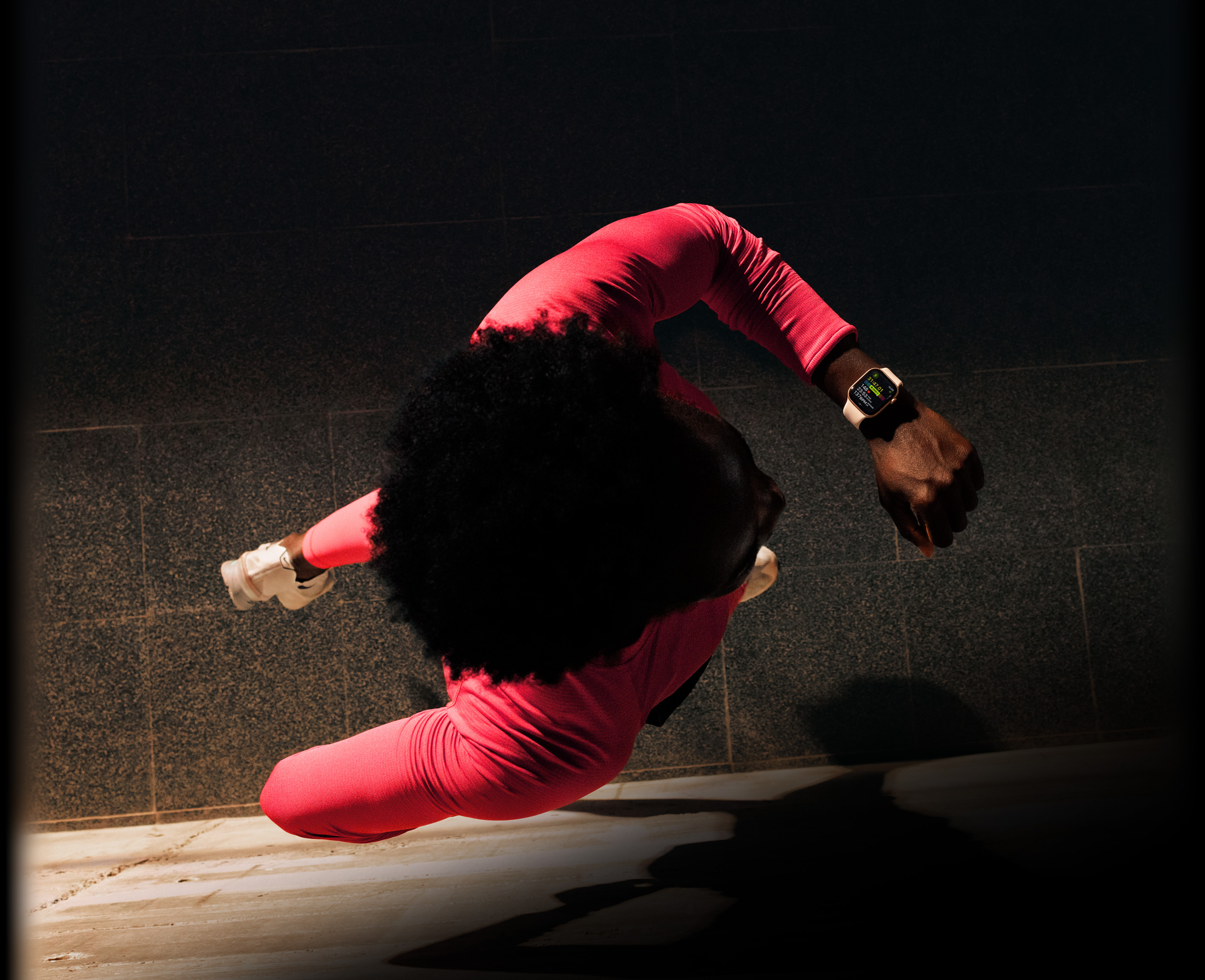 Eine Person checkt beim Laufen ihren Fortschritt in der Trainingsapp auf ihrer Apple Watch Series 11