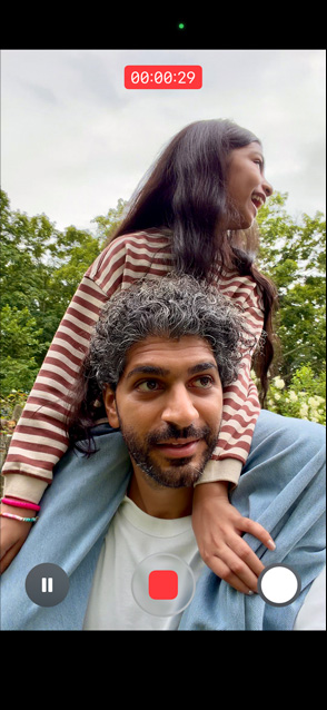 Écran d’iPhone 17 montrant la stabilisation pendant l’enregistrement vidéo d’un homme portant une petite fille sur ses épaules