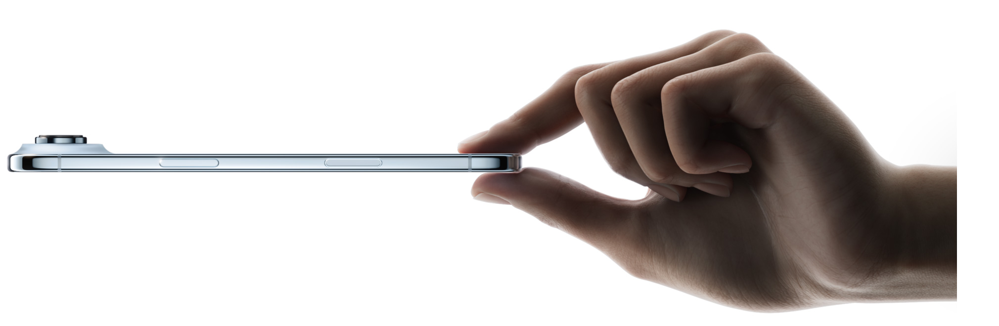 إصبعا الإبهام والسبابة يمسكان بجهاز iPhone Air، الجزء الجانبي الخارجي، لون أزرق سماوي، تصميم نحيف، نظام كاميرا Fusion، الأزرار: الزر الجانبي، وزر التحكم بالكاميرا