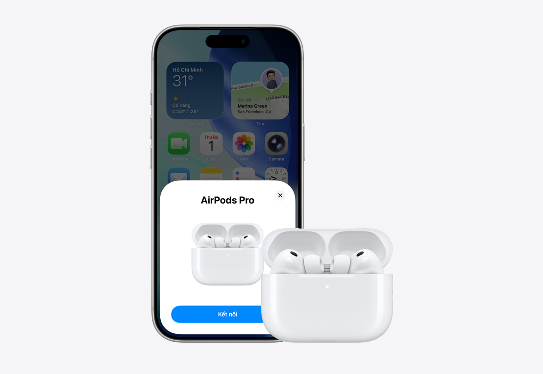 Vỏ ngoài mặt trước của iPhone, cửa sổ kết nối AirPods bật lên trên màn hình, AirPods nằm trong hộp sạc mở nắp được đặt bên cạnh iPhone